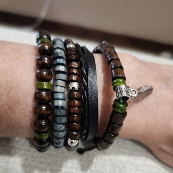 Nwot Mens Beaded  & Leather Bracelet Set with Feather Charm - Picture 3 of 4